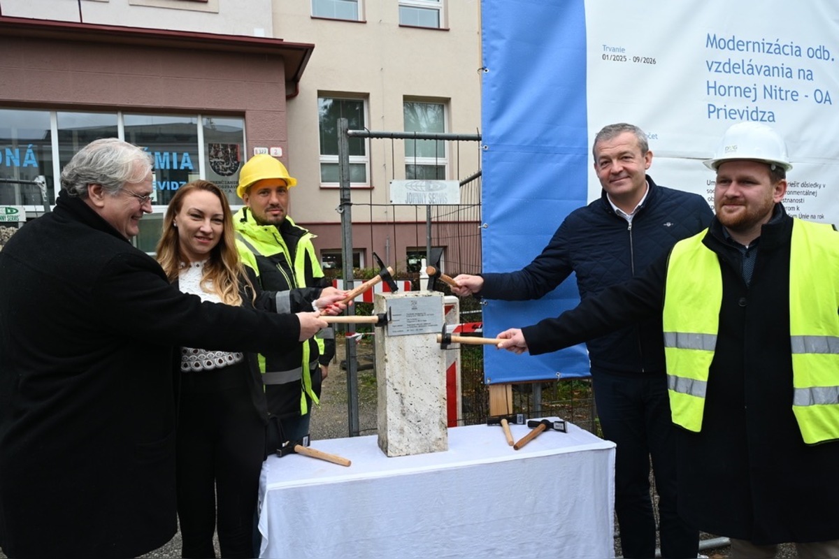 FOTO: Obchodná akadémia v Prievidzi prechádza modernizáciou za milióny , foto 1