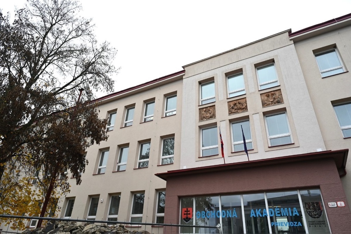 FOTO: Obchodná akadémia v Prievidzi prechádza modernizáciou za milióny , foto 4