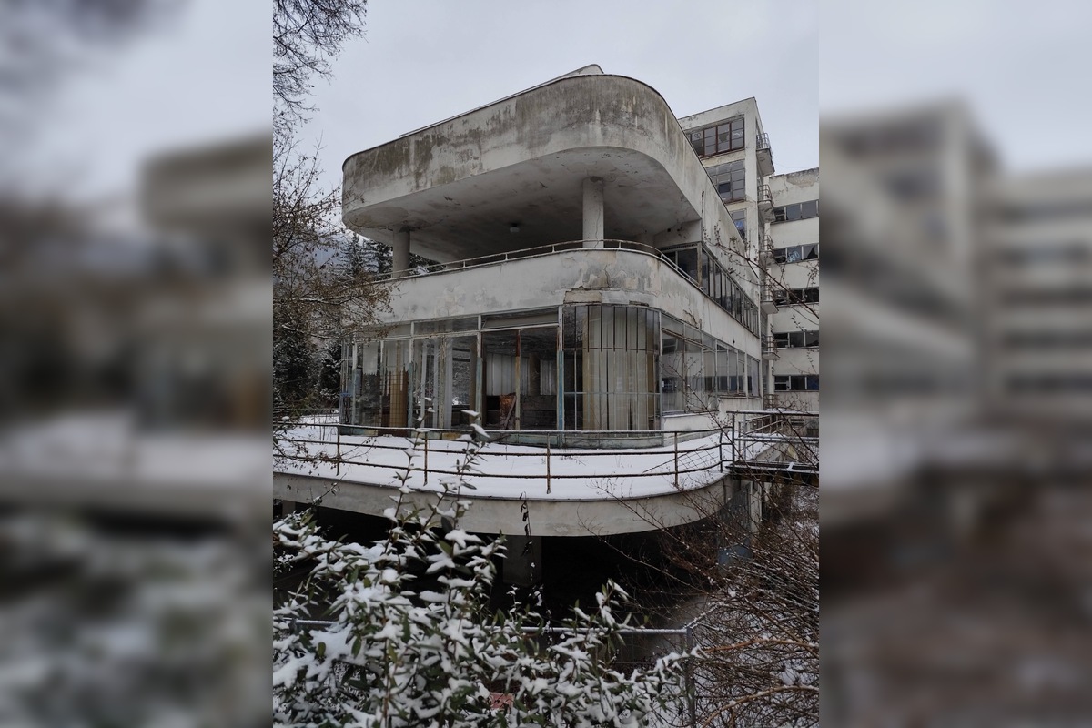 FOTO: Kedysi slávny kúpeľný dom Machnáč v Tepliciach čoraz viac chátra, foto 1