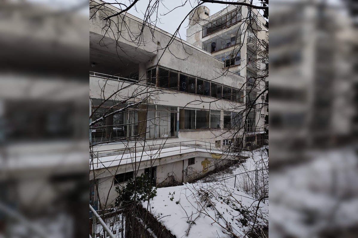 FOTO: Kedysi slávny kúpeľný dom Machnáč v Tepliciach čoraz viac chátra, foto 2