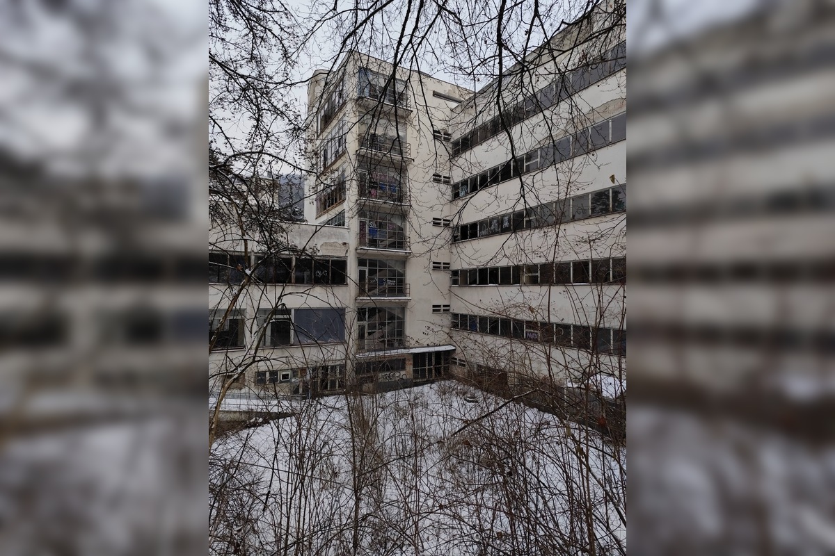 FOTO: Kedysi slávny kúpeľný dom Machnáč v Tepliciach čoraz viac chátra, foto 3