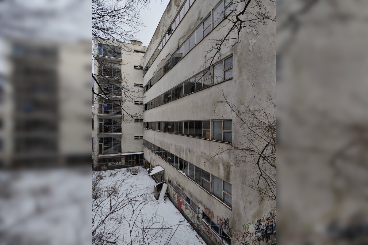 FOTO: Kedysi slávny kúpeľný dom Machnáč v Tepliciach čoraz viac chátra, foto 4