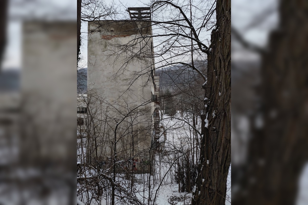 FOTO: Kedysi slávny kúpeľný dom Machnáč v Tepliciach čoraz viac chátra, foto 5