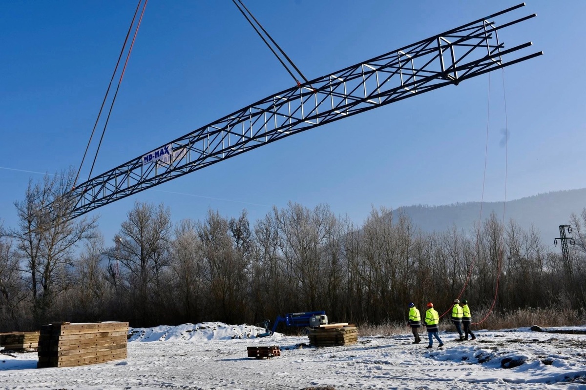 FOTO: Osadili lávku, ktorá spojí Manínsku tiesňavu s Považským hradom, foto 4
