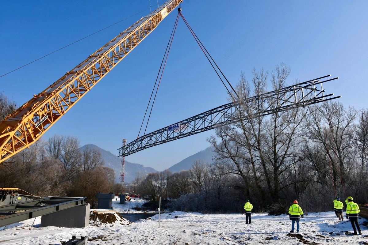 FOTO: Osadili lávku, ktorá spojí Manínsku tiesňavu s Považským hradom, foto 6