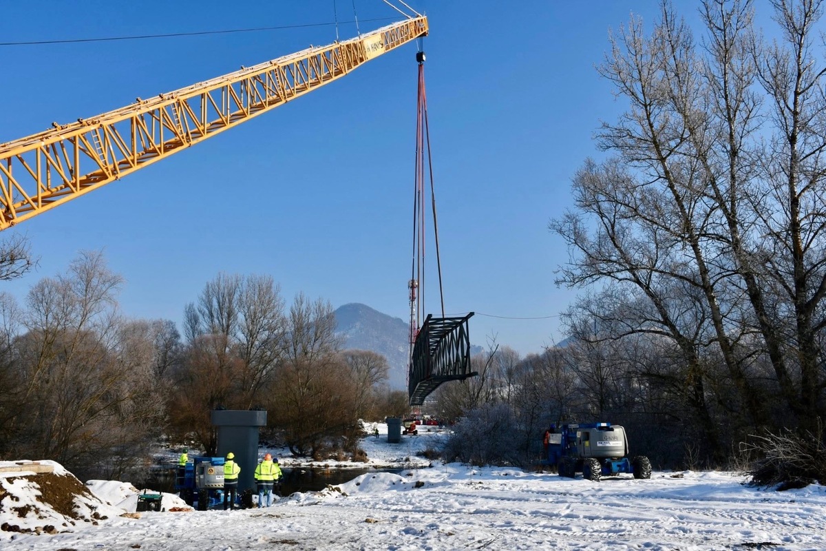 FOTO: Osadili lávku, ktorá spojí Manínsku tiesňavu s Považským hradom, foto 9