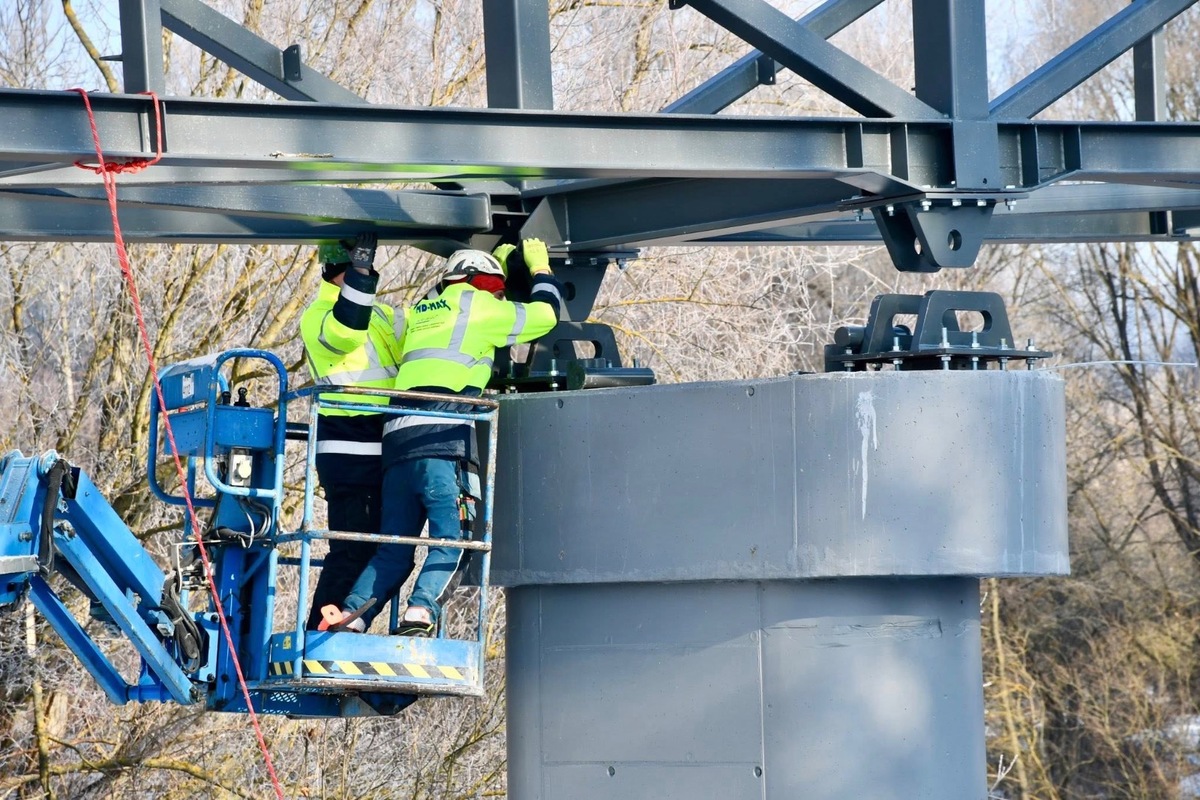 FOTO: Osadili lávku, ktorá spojí Manínsku tiesňavu s Považským hradom, foto 12