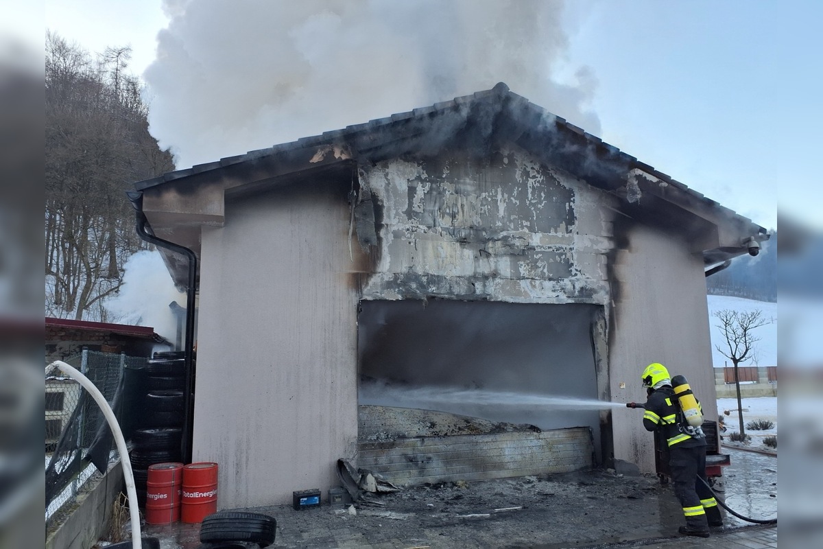 FOTO: Hasiči zasahovali pri rozsiahlom požiari v Beluši, foto 3