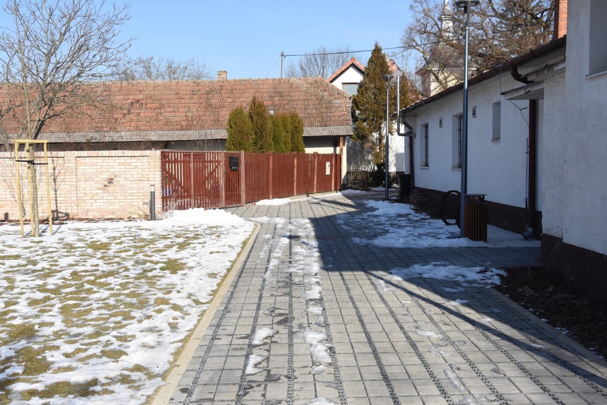 FOTO: Trenčianske Záblatie získalo nový verejný priestor aj autobusovú zastávku, foto 4