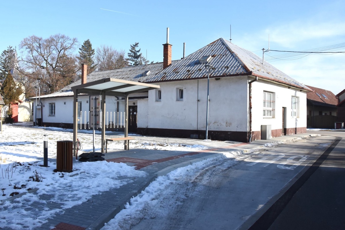 FOTO: Trenčianske Záblatie získalo nový verejný priestor aj autobusovú zastávku, foto 5
