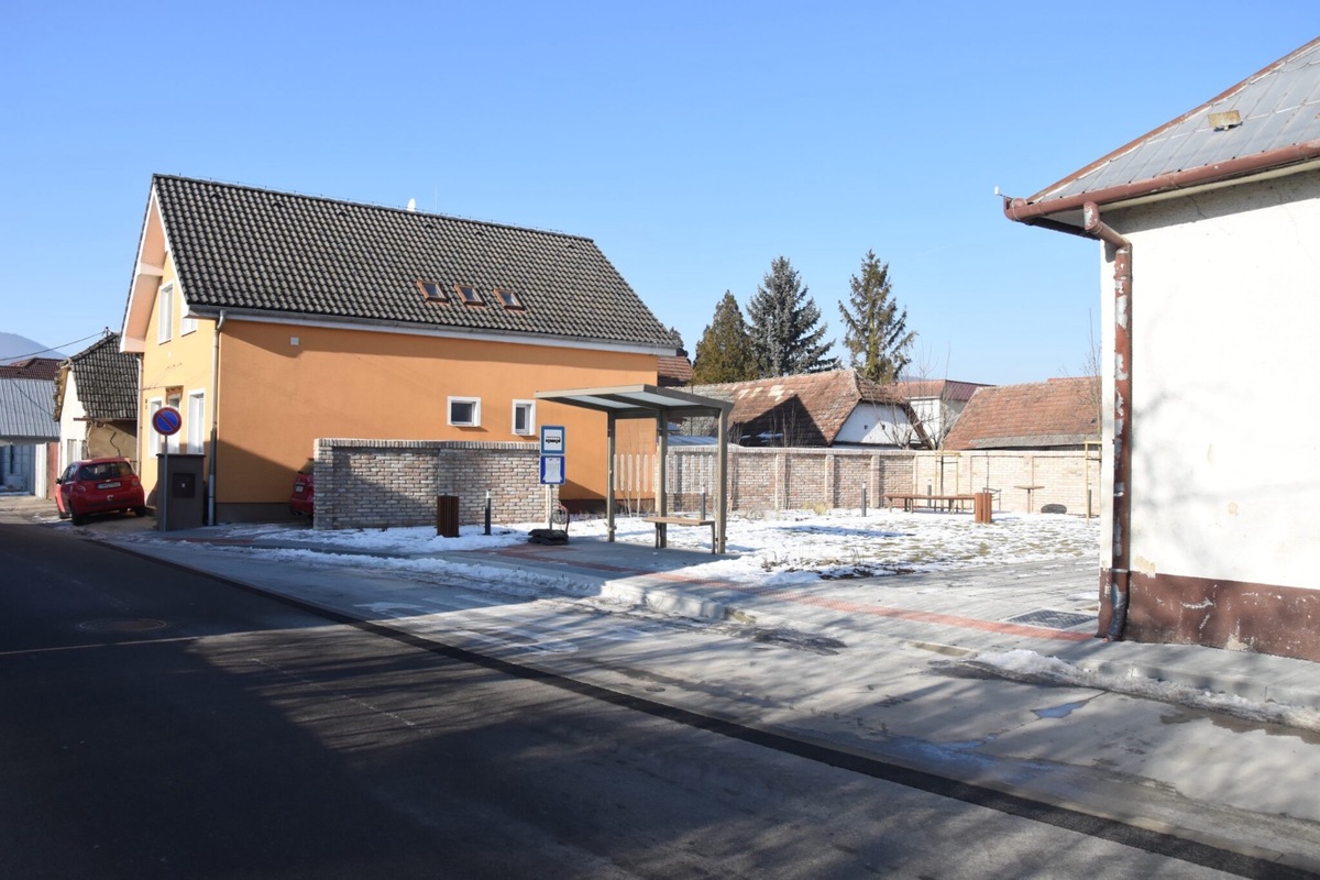 FOTO: Trenčianske Záblatie získalo nový verejný priestor aj autobusovú zastávku, foto 6