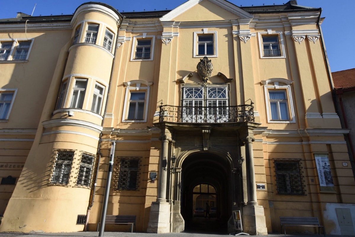 FOTO: Predná fasáda Župného domu je už zreštaurovaná, foto 4