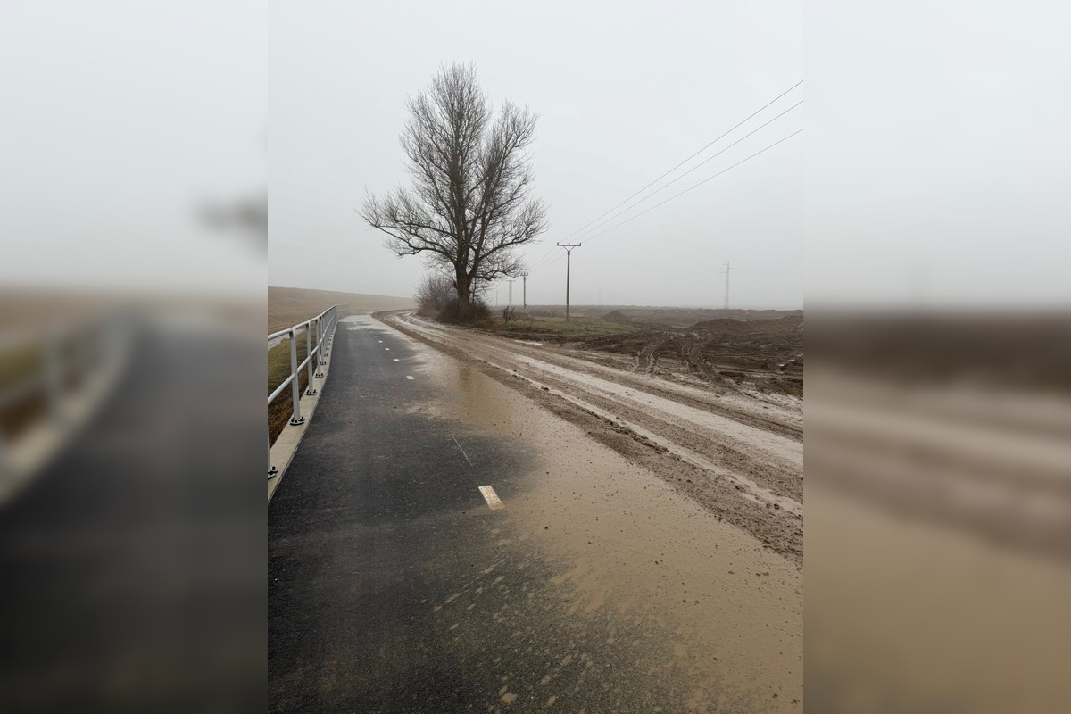 FOTO: Cyklotrasu úplne znefunkčnili hospodárske vozidlá prechádzajúce na polia  , foto 1