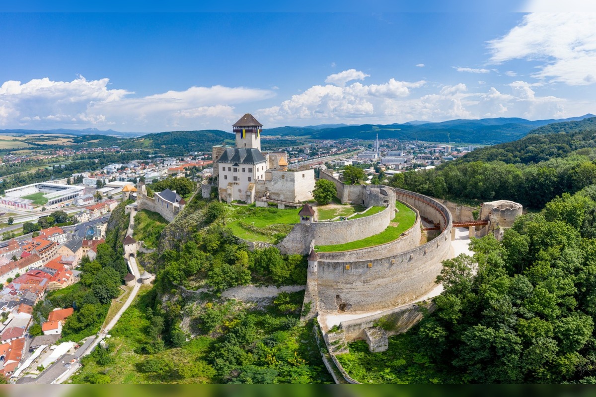 FOTO: Trenčiansky hrad vyvracia mýty, že stredovek bol sivý a pochmúrny , foto 6