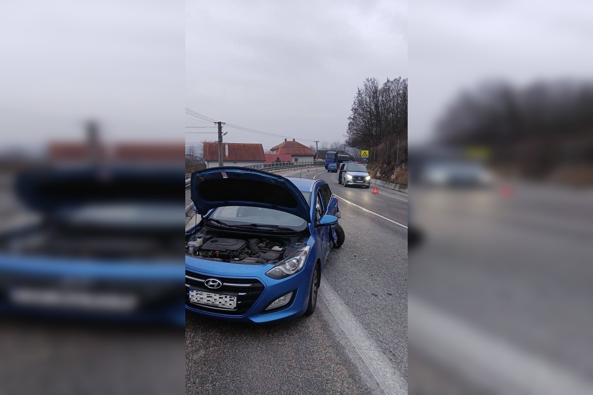 FOTO: Zrážka dvoch áut v Hradišti si vyžiadala zásah hasičov aj záchranárov, foto 1