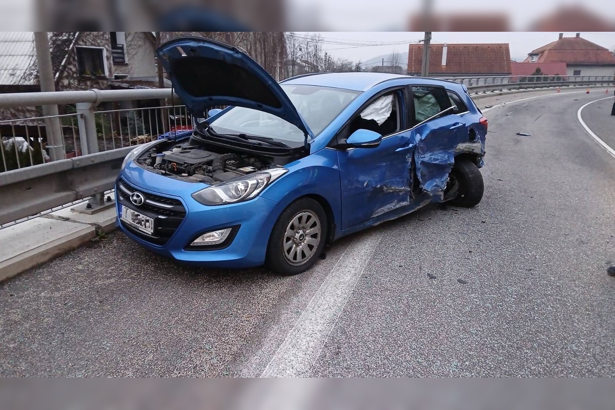 FOTO: Zrážka dvoch áut v Hradišti si vyžiadala zásah hasičov aj záchranárov, foto 2