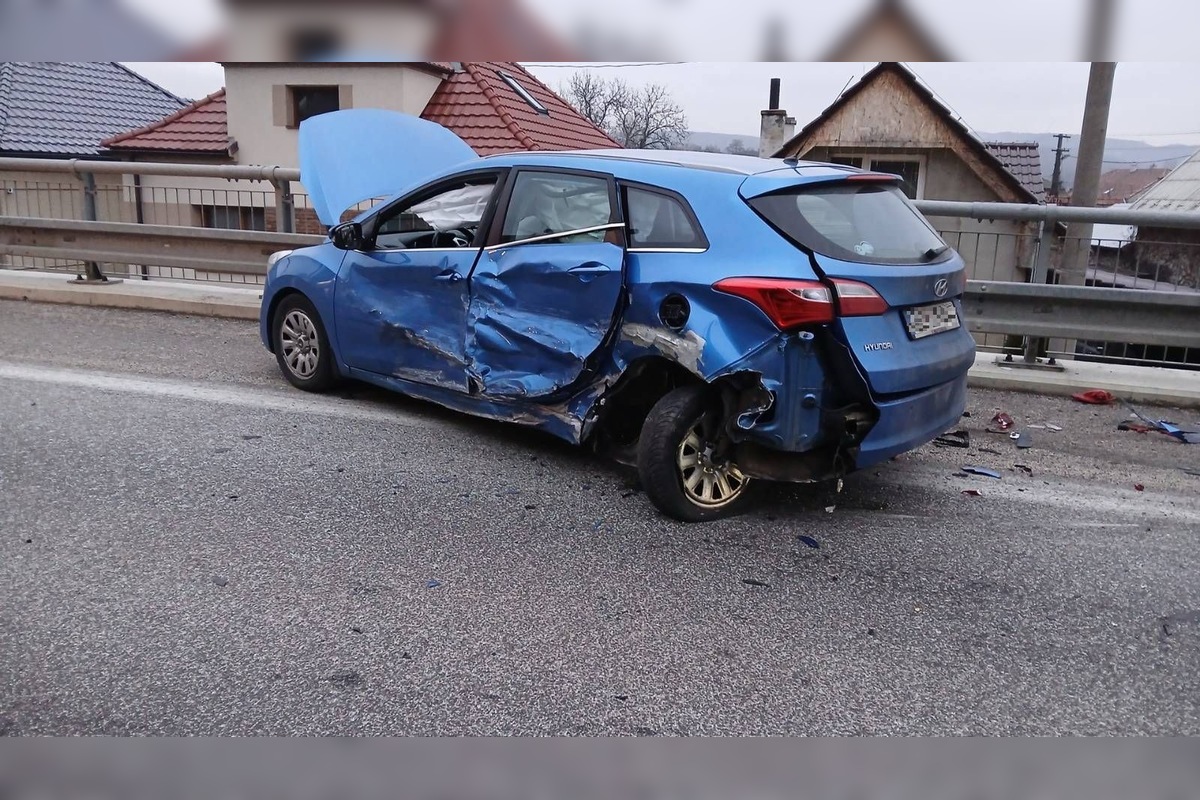 FOTO: Zrážka dvoch áut v Hradišti si vyžiadala zásah hasičov aj záchranárov, foto 3
