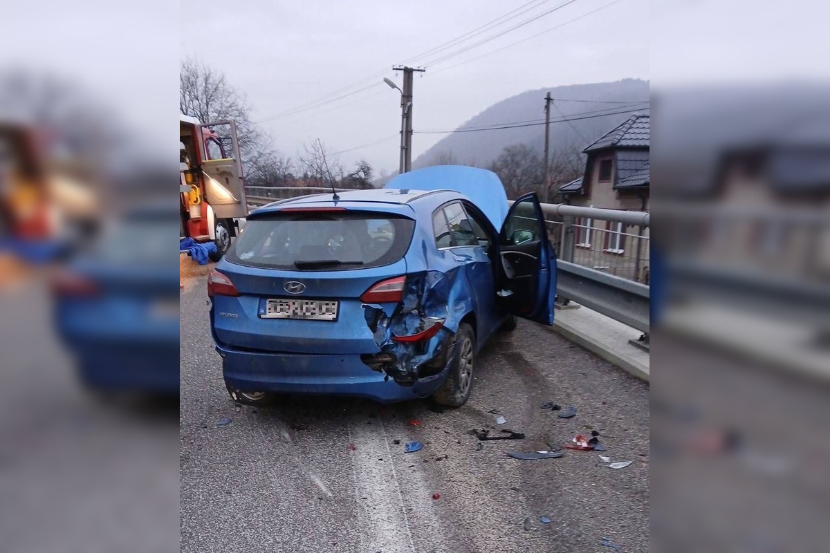 FOTO: Zrážka dvoch áut v Hradišti si vyžiadala zásah hasičov aj záchranárov, foto 4