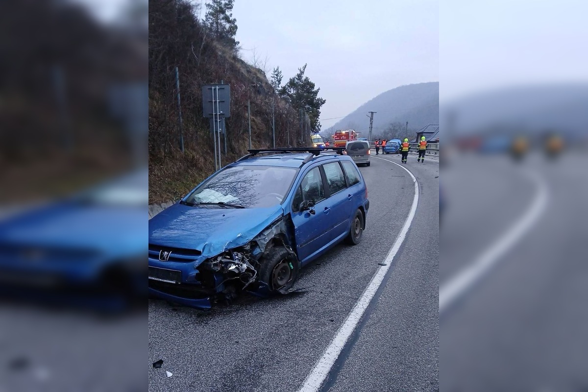 FOTO: Zrážka dvoch áut v Hradišti si vyžiadala zásah hasičov aj záchranárov, foto 5