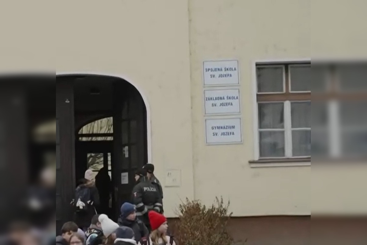 FOTO: Na Spojenej škole v Novom Meste sa strieľalo, zranili sa dvaja žiaci  , foto 2