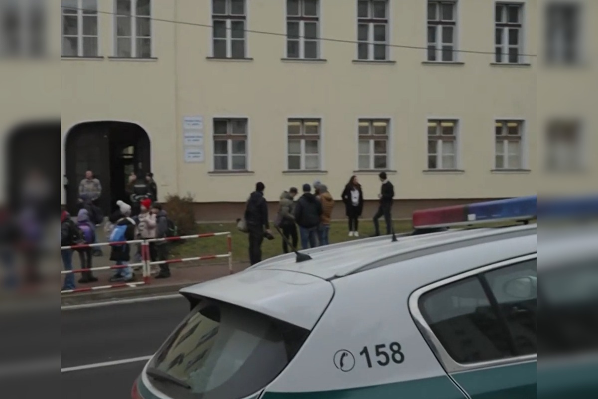 FOTO: Na Spojenej škole v Novom Meste sa strieľalo, zranili sa dvaja žiaci  , foto 3