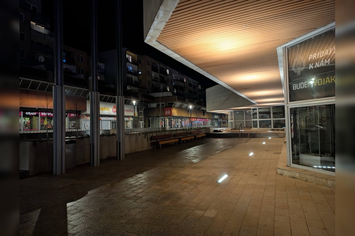 FOTO: Trenčania obdivujú vynovenú pešiu zónu v centre mesta, foto 2