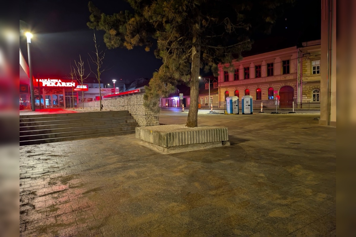 FOTO: Trenčania obdivujú vynovenú pešiu zónu v centre mesta, foto 3