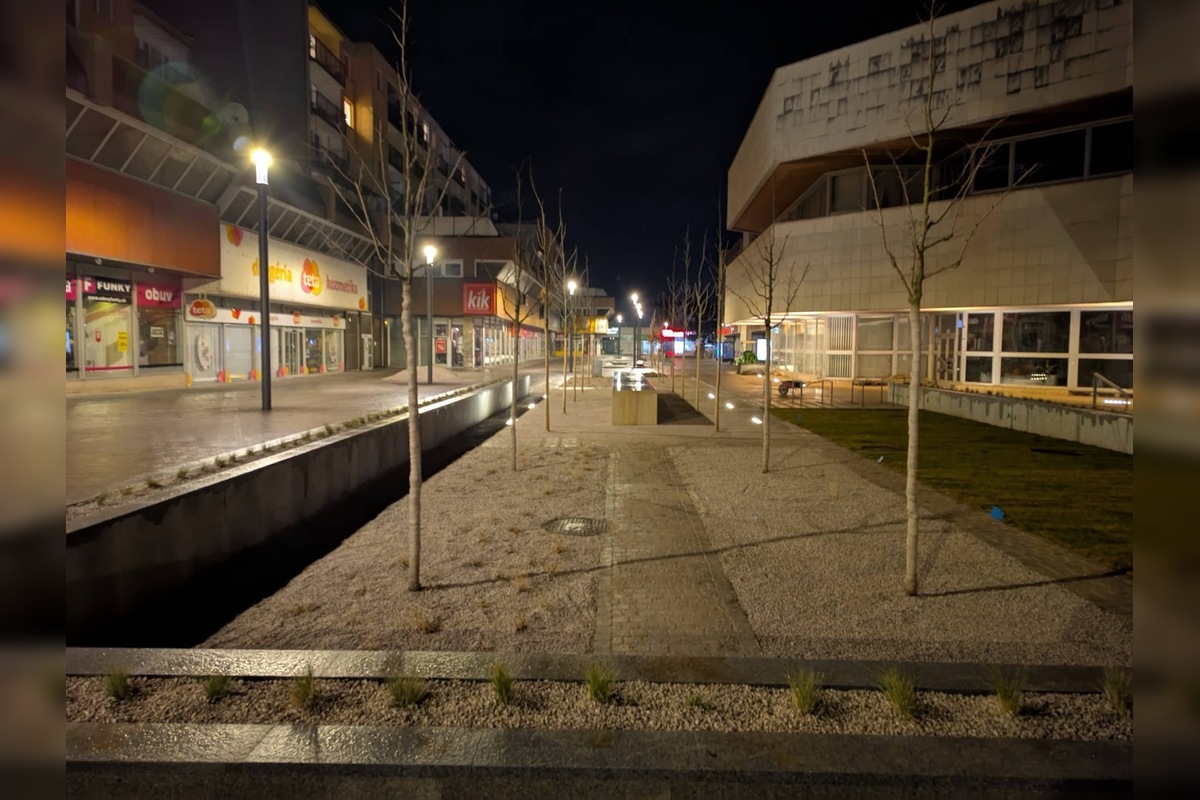 FOTO: Trenčania obdivujú vynovenú pešiu zónu v centre mesta, foto 6