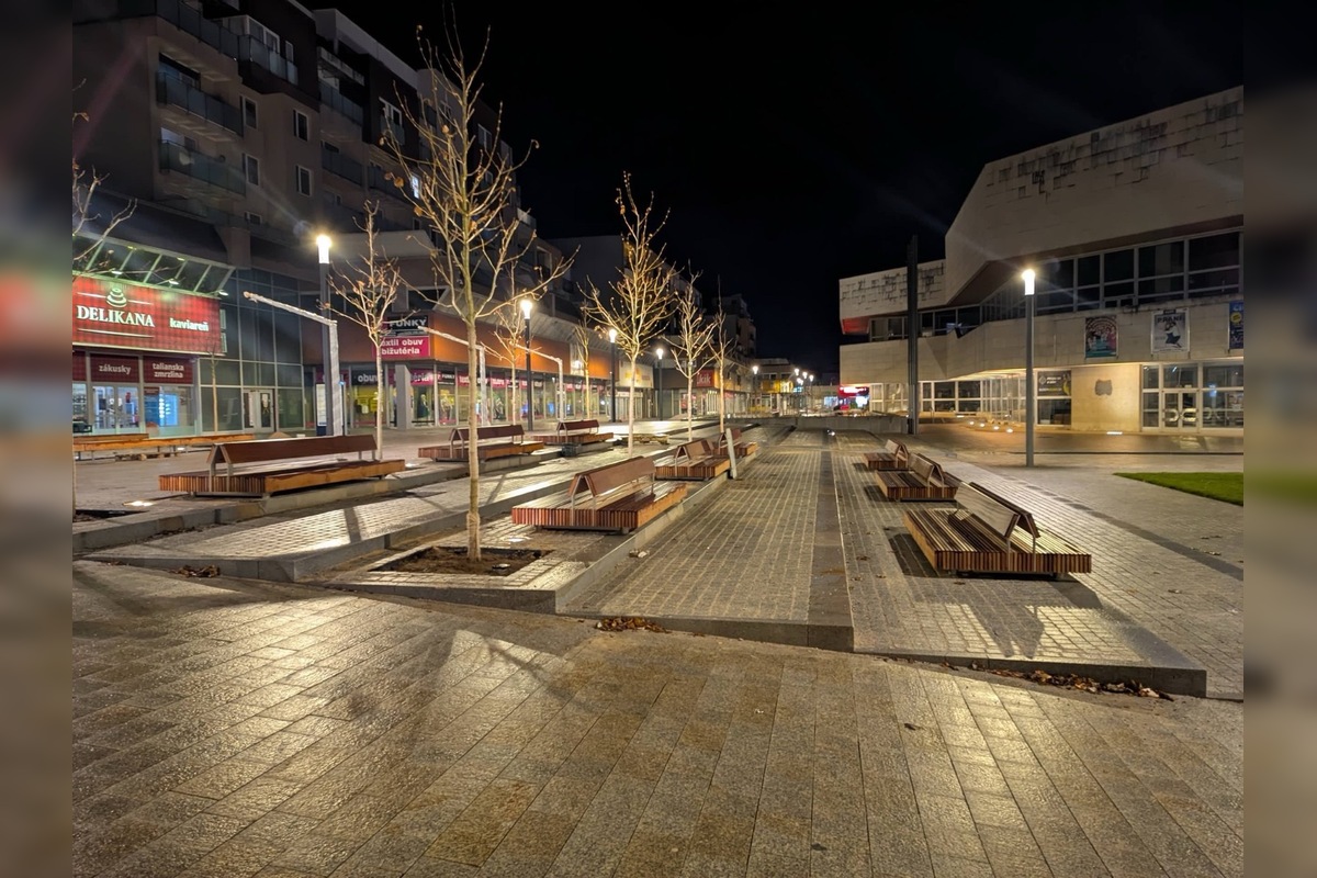 FOTO: Trenčania obdivujú vynovenú pešiu zónu v centre mesta, foto 8