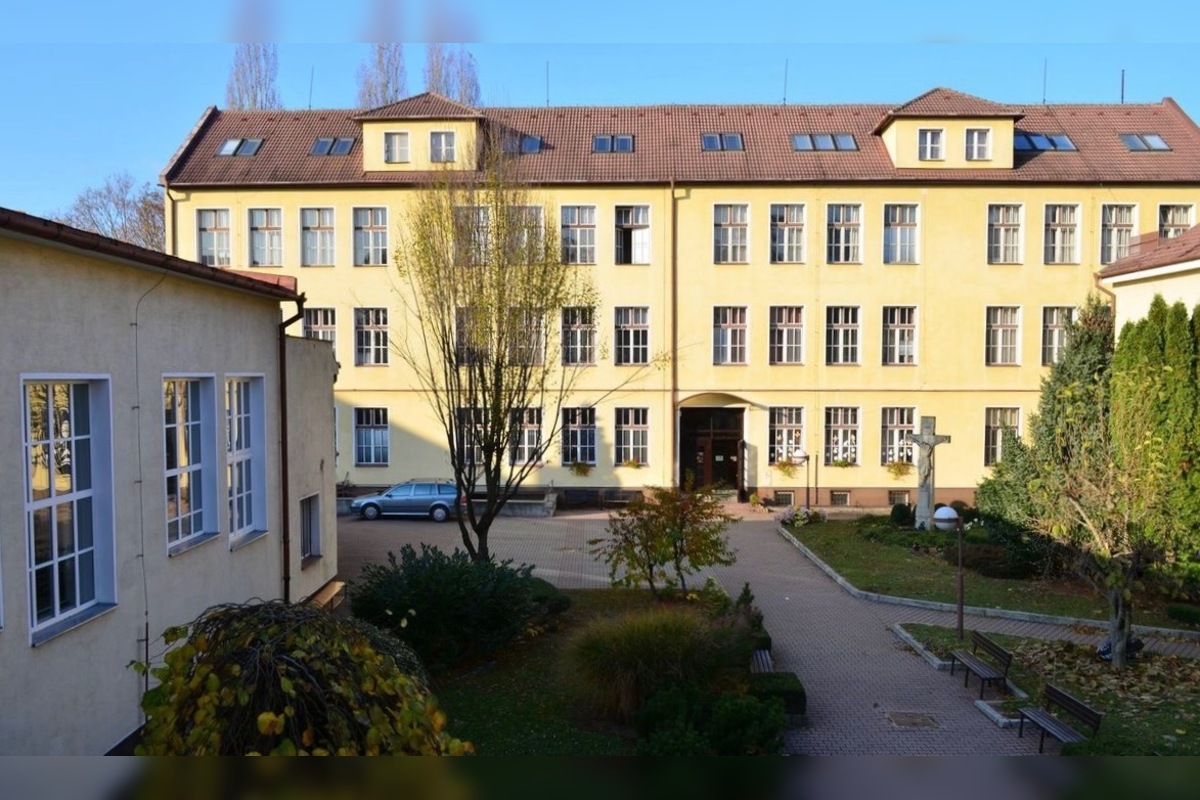 FOTO: V Spojenej škole sv. Jozefa v Novom Meste nad Váhom k vážnemu incidentu, foto 1