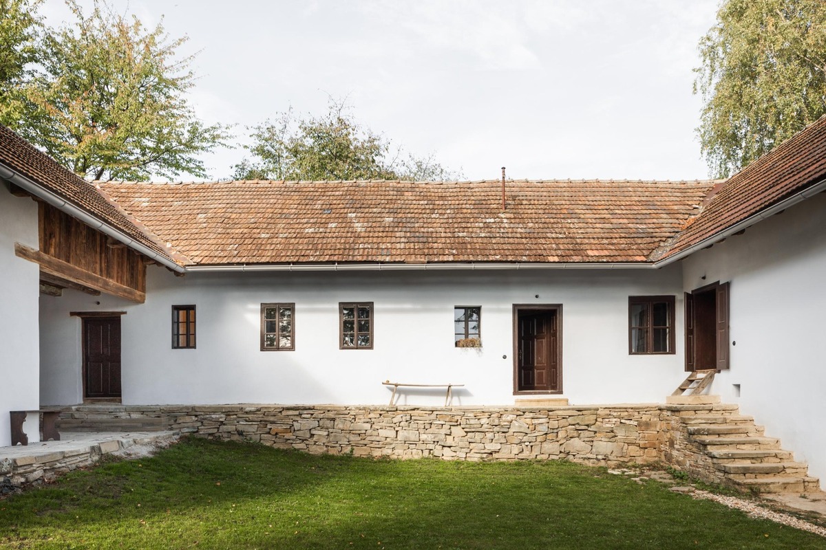 FOTO: Architekti zachránili rozpadávajúci sa gazdovský dvor neďaleko Myjavy. Takto vyzerá dnes, foto 3