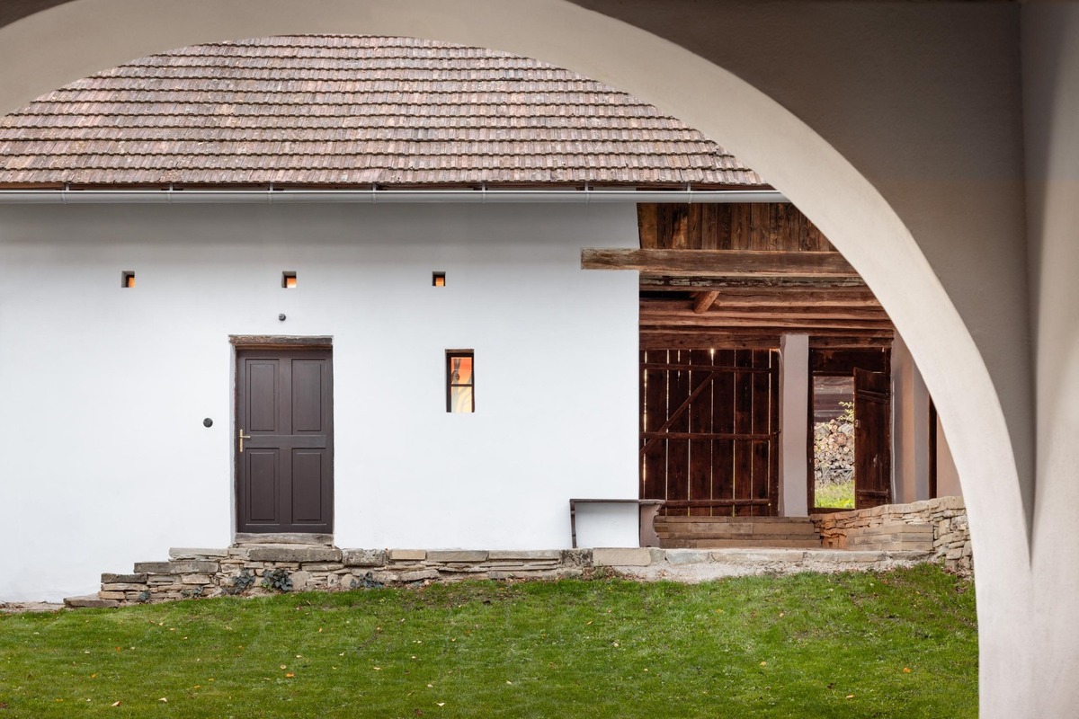 FOTO: Architekti zachránili rozpadávajúci sa gazdovský dvor neďaleko Myjavy. Takto vyzerá dnes, foto 9