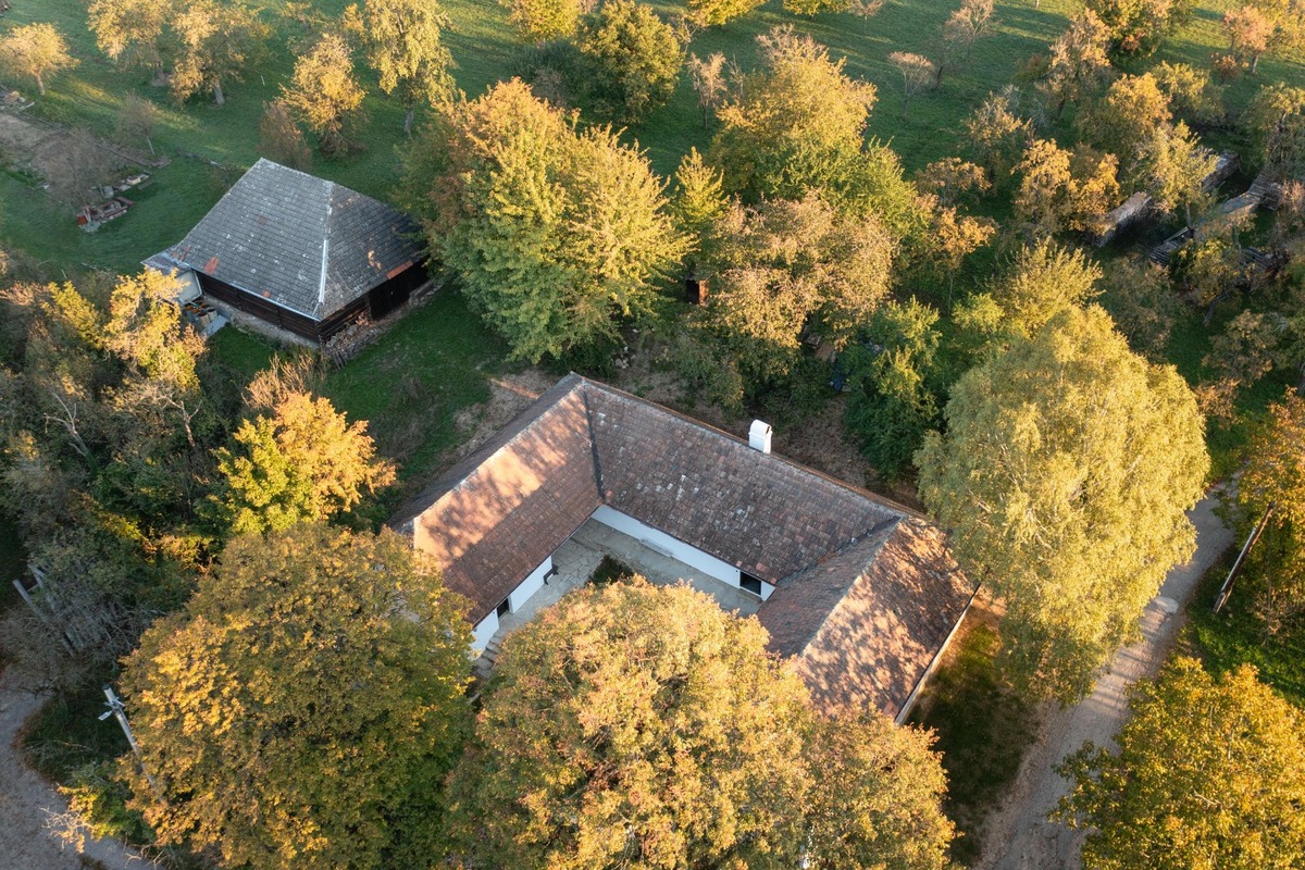 FOTO: Architekti zachránili rozpadávajúci sa gazdovský dvor neďaleko Myjavy. Takto vyzerá dnes, foto 15
