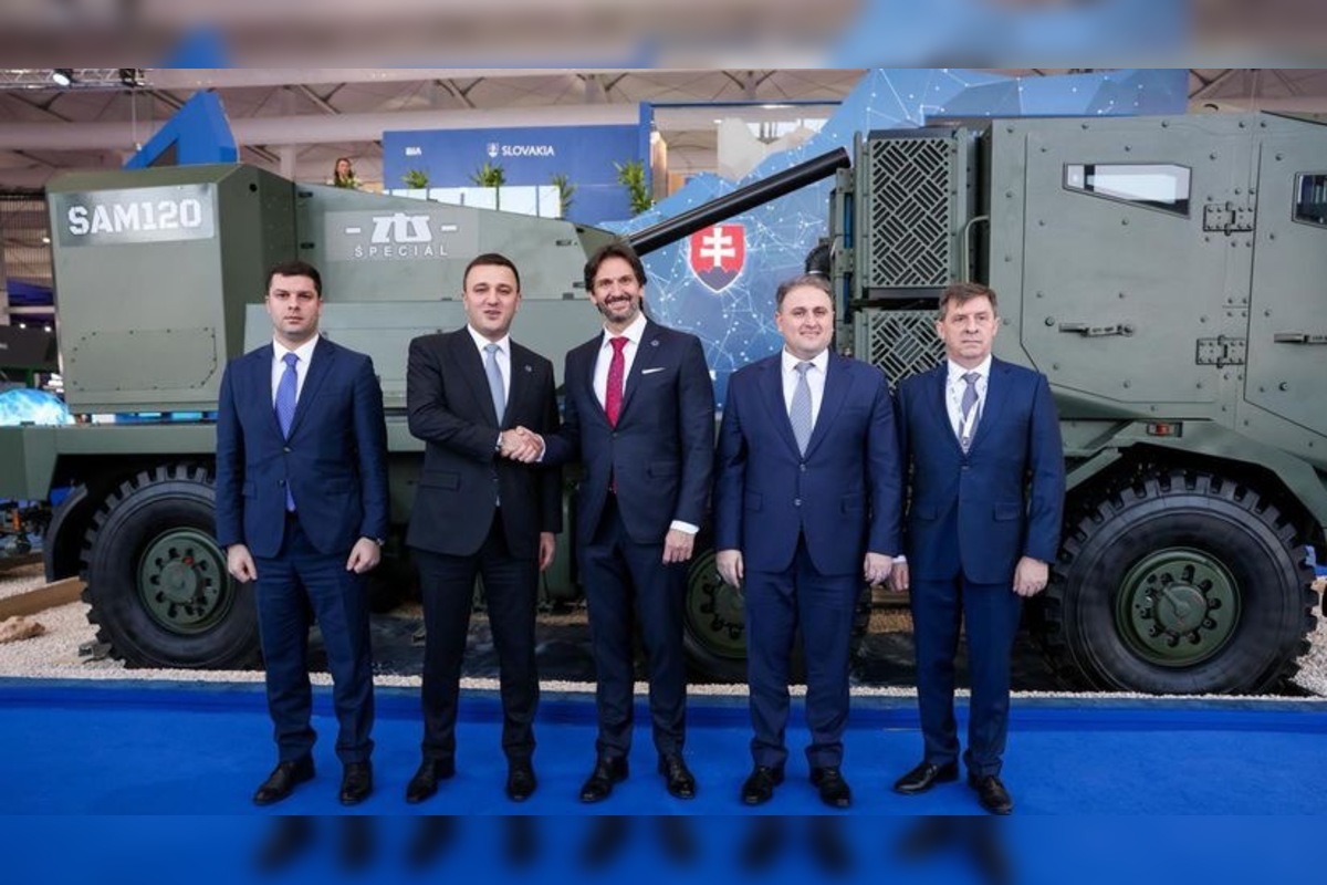 FOTO: Dubnická zbrojovka uzavrela najväčší obchod vo svojej histórii, foto 3