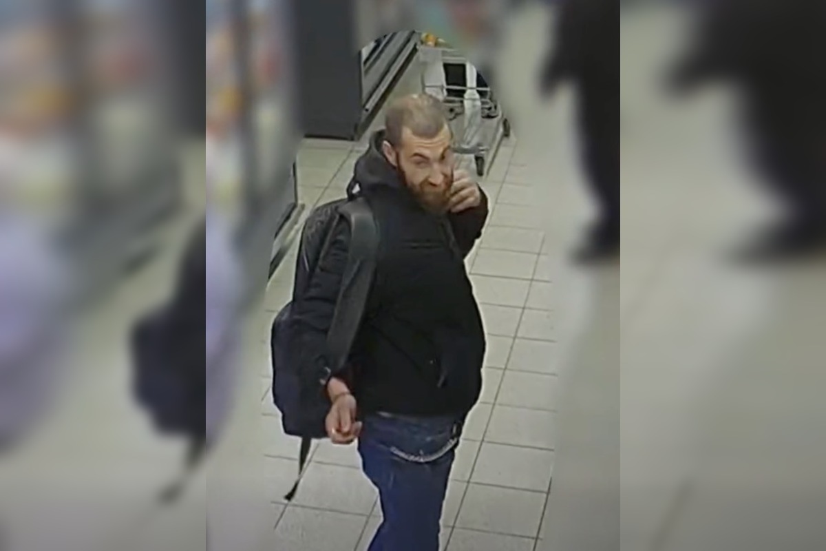 FOTO: Trenčianski policajti potrebujú pomoc pri stotožnení muža, nepoznáte ho?, foto 2