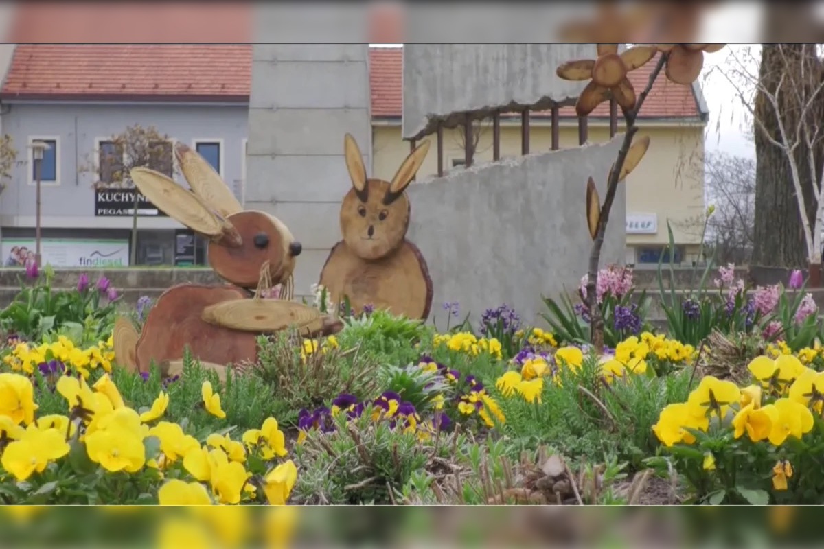 FOTO: Mestskí pracovníci v Prievidzi vyrábajú originálne sviatočné dekorácie, foto 1