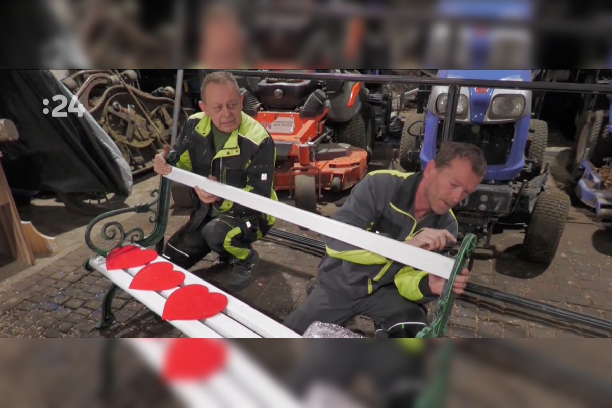 FOTO: Mestskí pracovníci v Prievidzi vyrábajú originálne sviatočné dekorácie, foto 2