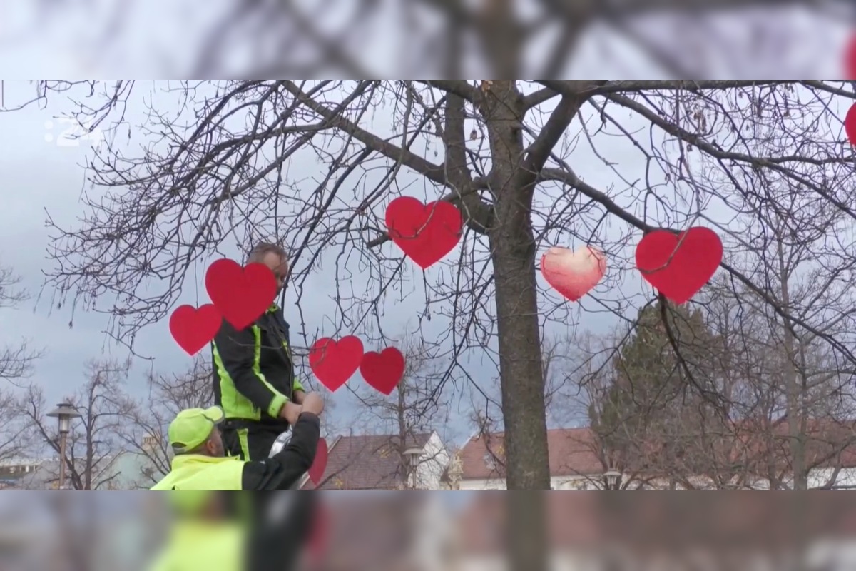 FOTO: Mestskí pracovníci v Prievidzi vyrábajú originálne sviatočné dekorácie, foto 4