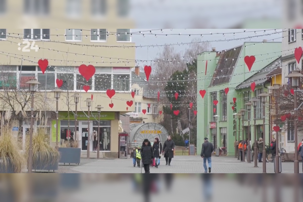 FOTO: Mestskí pracovníci v Prievidzi vyrábajú originálne sviatočné dekorácie, foto 5