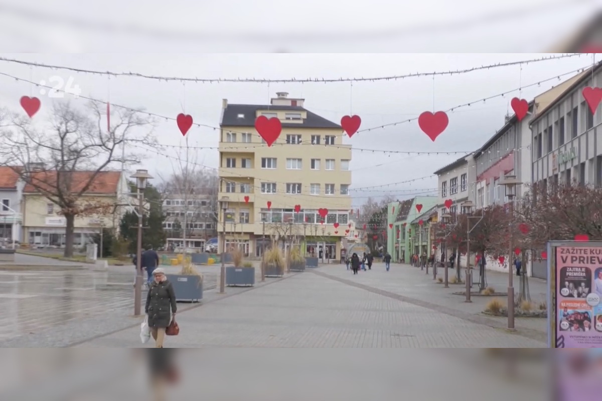 FOTO: Mestskí pracovníci v Prievidzi vyrábajú originálne sviatočné dekorácie, foto 6