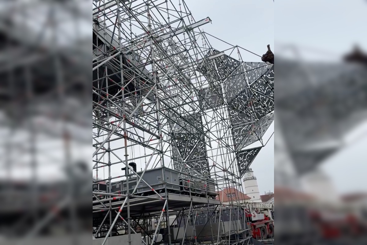FOTO: Výstavba pódia na Mierovom námestí rozdelila Trenčanov, foto 1