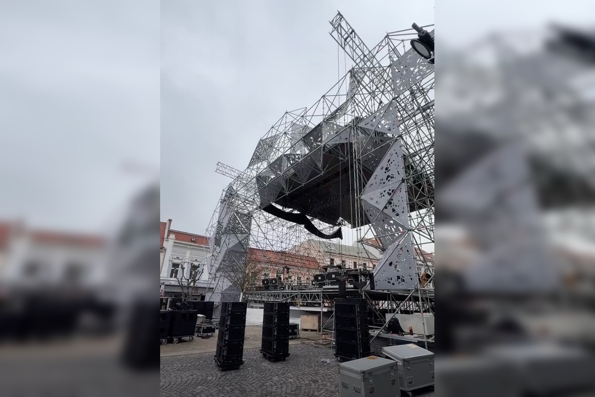 FOTO: Výstavba pódia na Mierovom námestí rozdelila Trenčanov, foto 2
