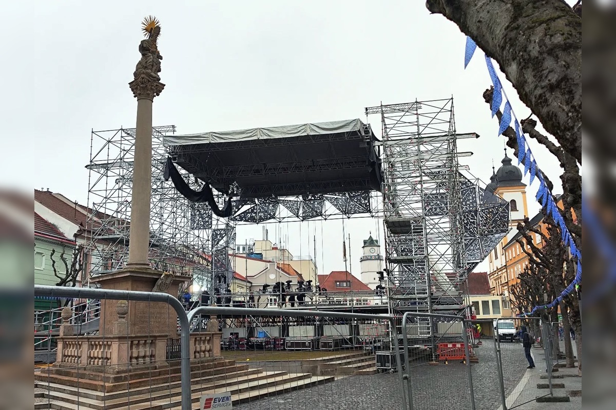 FOTO: Výstavba pódia na Mierovom námestí rozdelila Trenčanov, foto 3