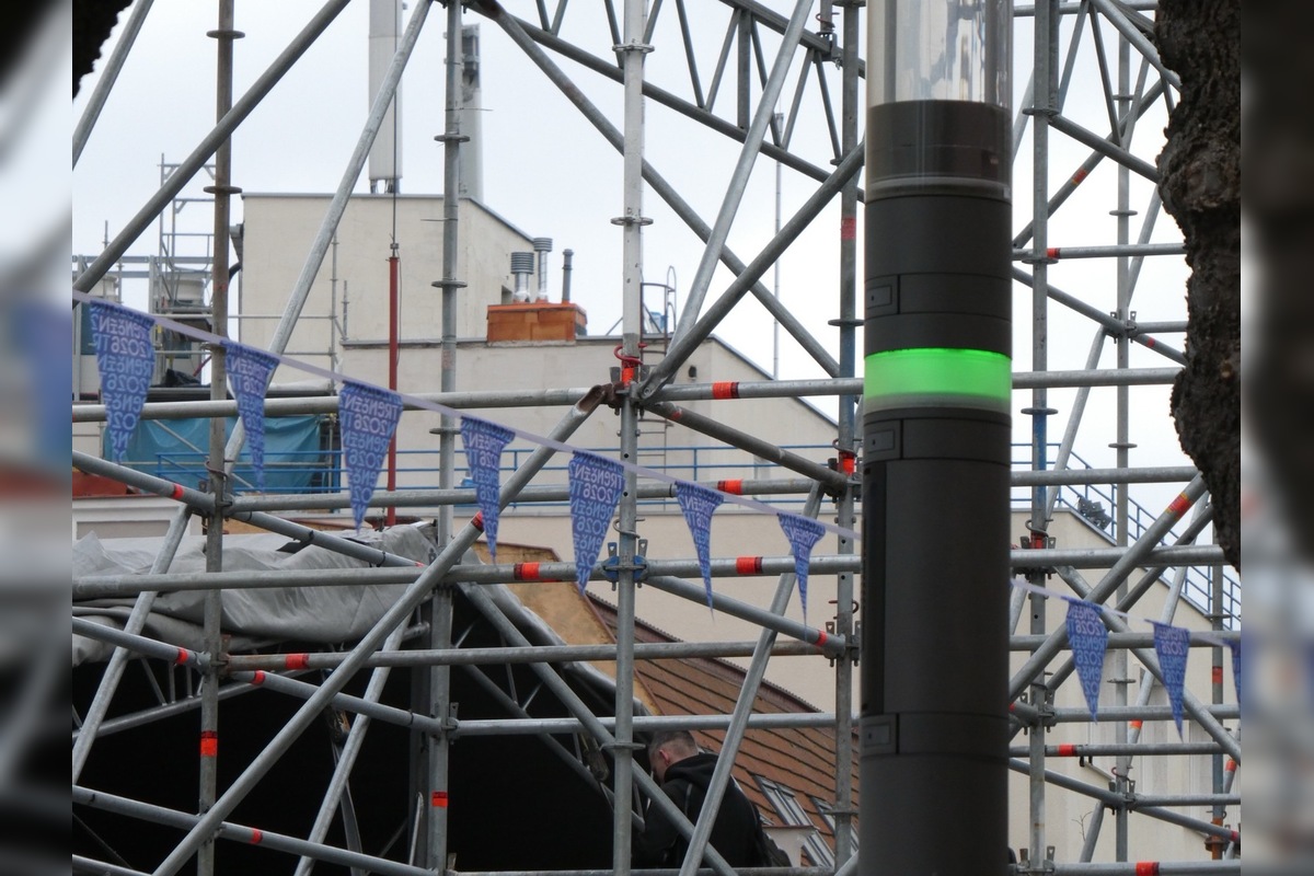 FOTO: Výstavba pódia na Mierovom námestí rozdelila Trenčanov, foto 5