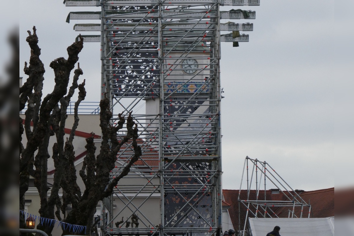 FOTO: Výstavba pódia na Mierovom námestí rozdelila Trenčanov, foto 8