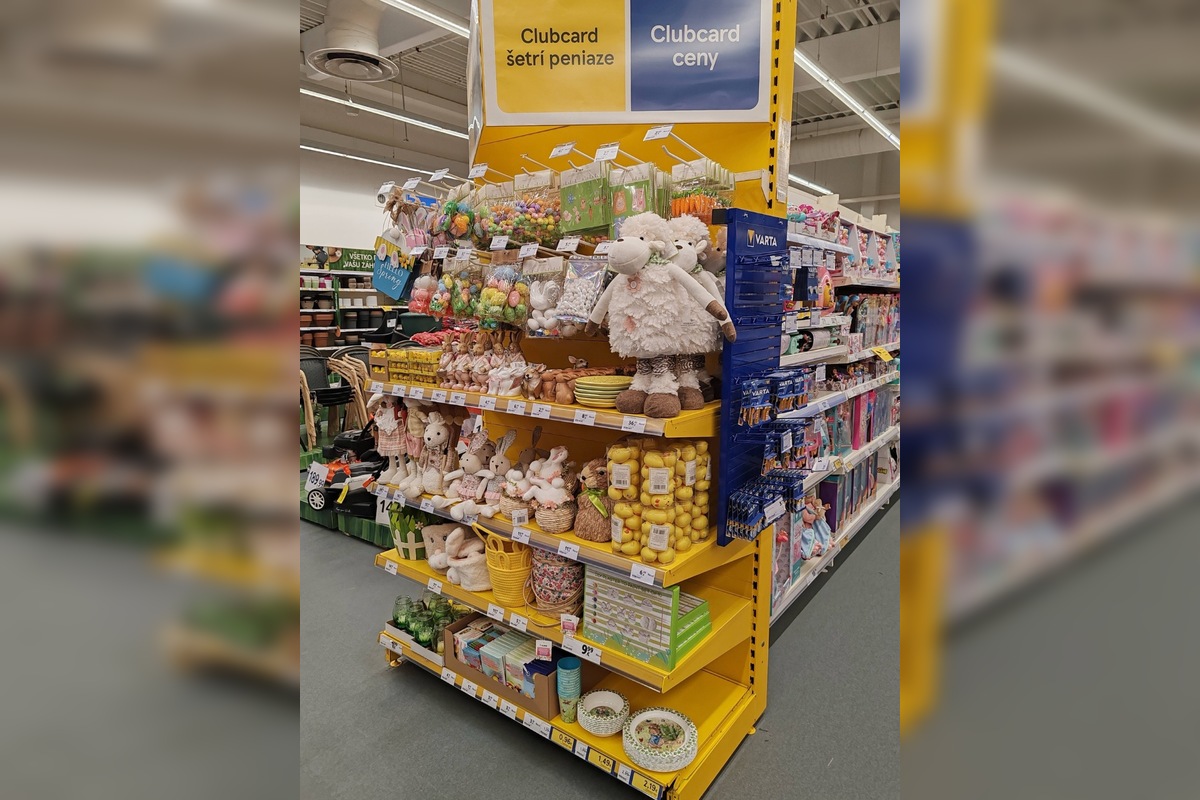 FOTO: Novomešťania kritizujú skorý predaj sviatočných dekorácií, foto 1