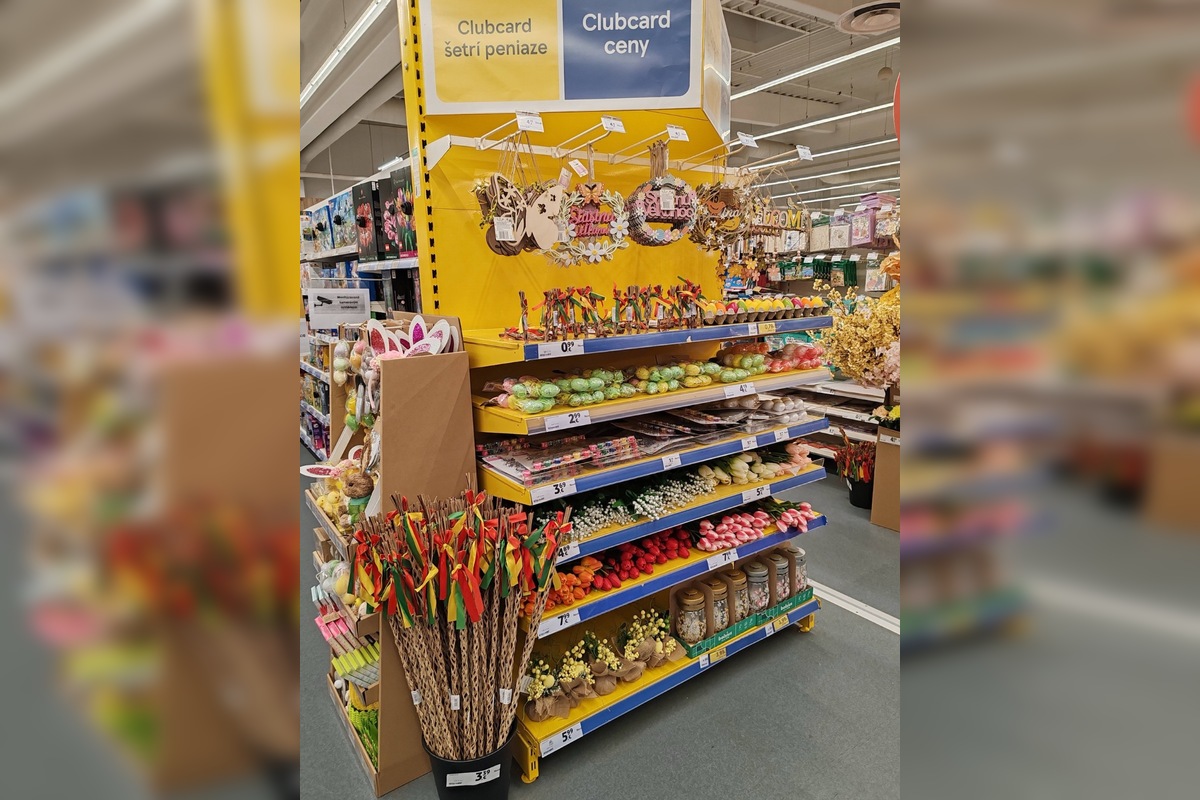 FOTO: Novomešťania kritizujú skorý predaj sviatočných dekorácií, foto 2