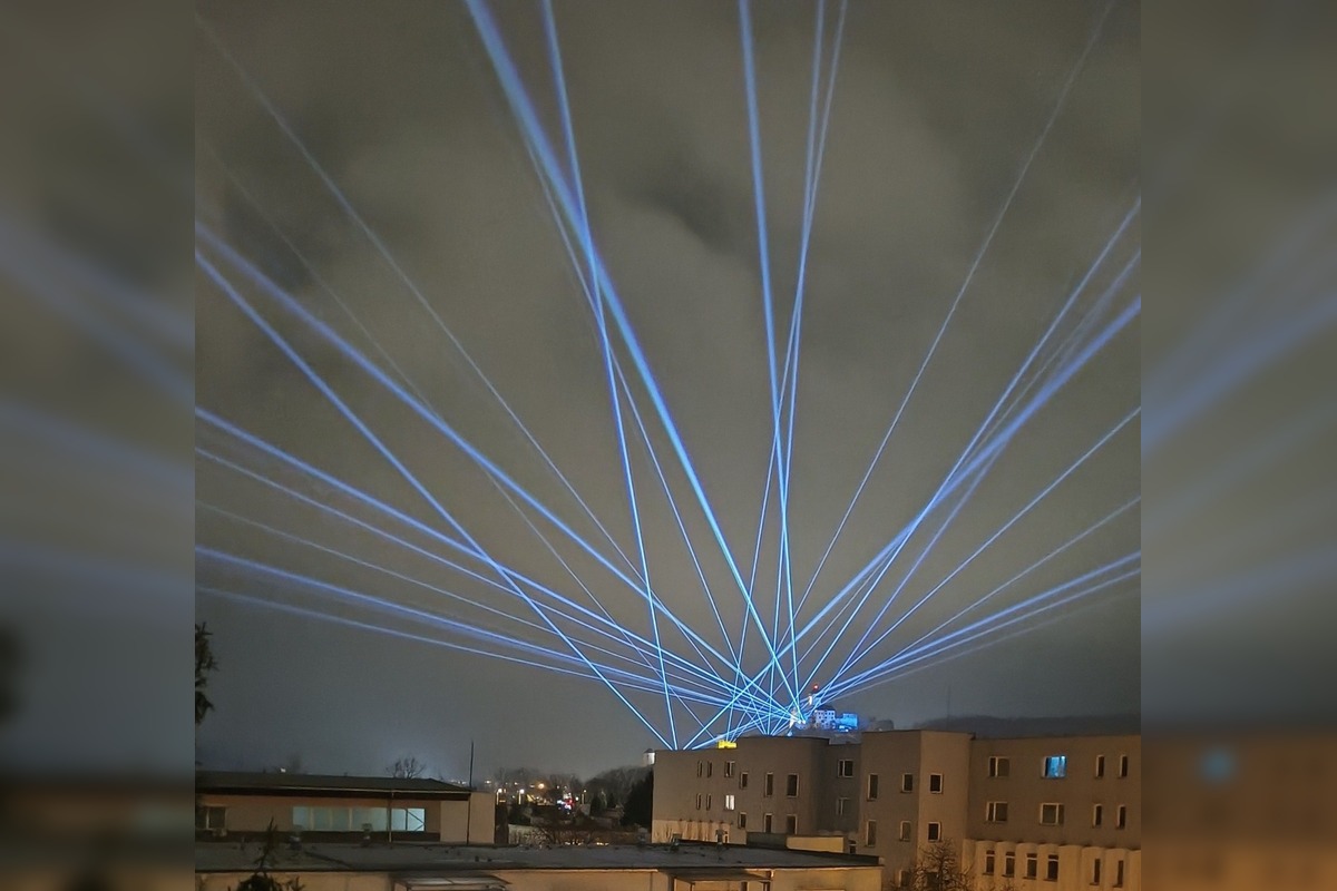 FOTO: Trenčania diskutujú o svetelnej inštalácii na Trenčianskom hrade , foto 2