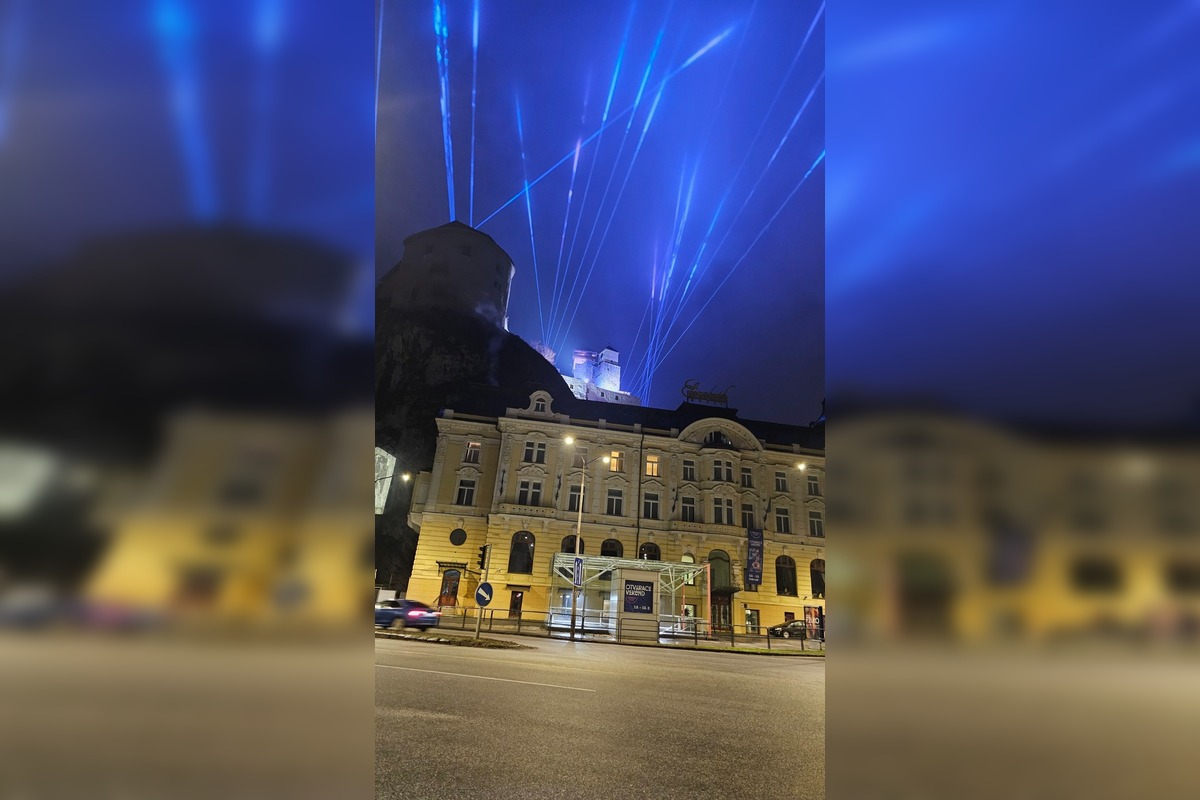 FOTO: Trenčania diskutujú o svetelnej inštalácii na Trenčianskom hrade , foto 3