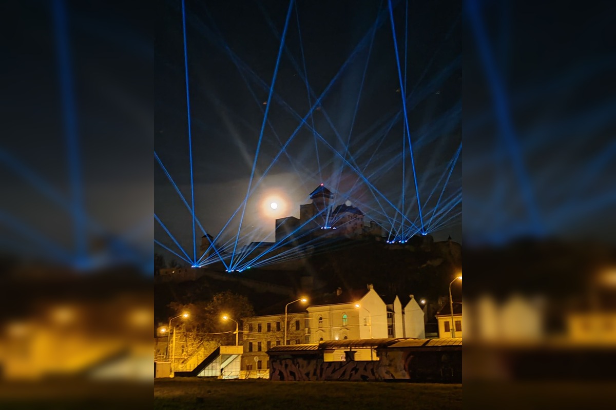 FOTO: Trenčania diskutujú o svetelnej inštalácii na Trenčianskom hrade , foto 4